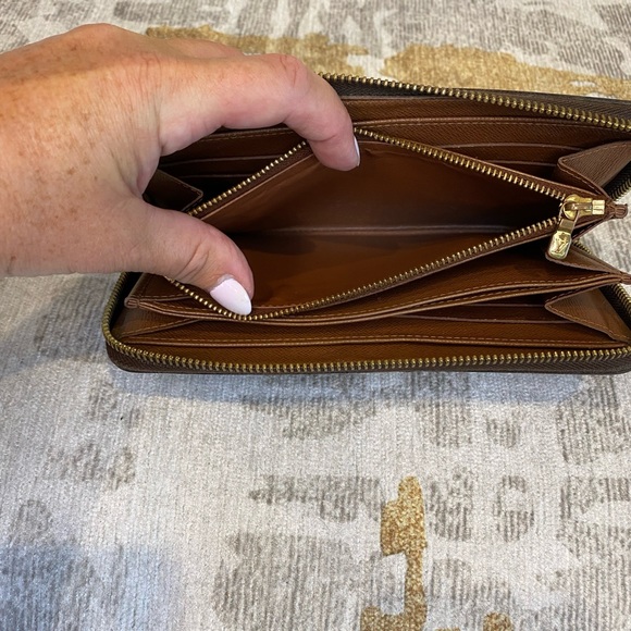 Louis Vuitton Monogram Zippy Wallet - Picture 8 of 11